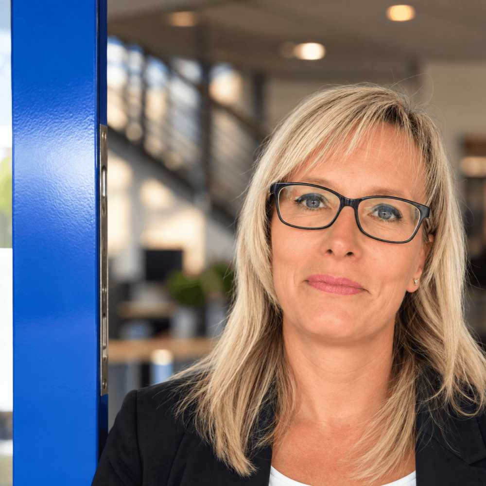 Professionelles Porträt im Büro mit blauer Tür
